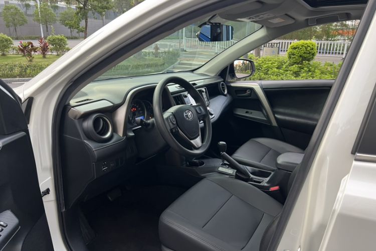 Used Toyota RAV4 2015 2.0L CVT Two-Wheel Drive Fashion Edition Interior 8