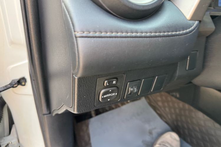 Used Toyota RAV4 2015 2.0L CVT Two-Wheel Drive Fashion Edition Interior 8
