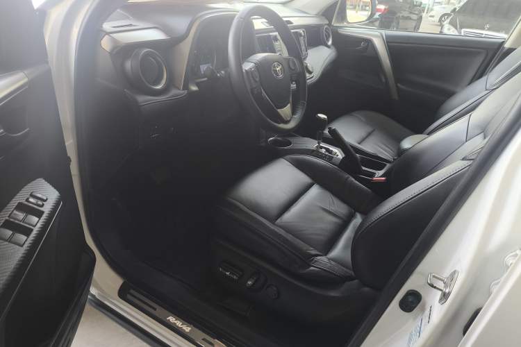 Used Toyota RAV4 2015 2.5L Automatic 4x4 Elite Edition Interior 8