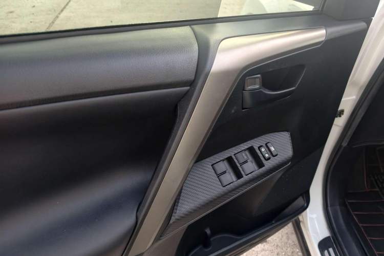 Used Toyota RAV4 2015 2.5L Automatic 4x4 Elite Edition Interior 9