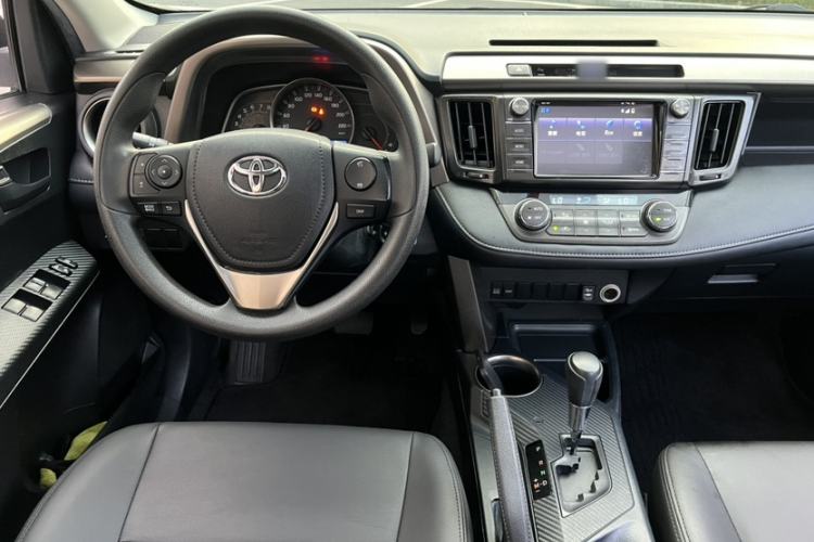 Used Toyota RAV4 2015 2.0L CVT Two-Wheel Drive Fashion Edition Interior 9