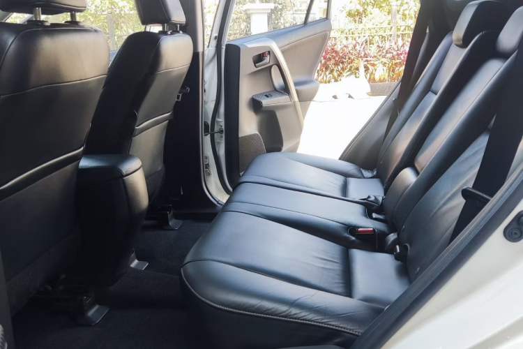 Used Toyota RAV4 2015 2.5L Automatic 4x4 Elite Edition Interior 9