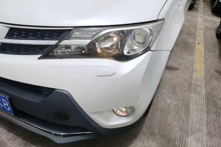 Used Toyota RAV4 2015 2.5L Automatic 4x4 Luxury Edition Left Front Headlight