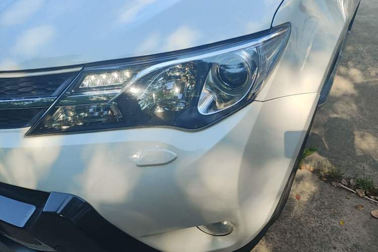 Used Toyota RAV4 2015 2.5L Automatic 4x4 Elite Edition Left Front Headlight