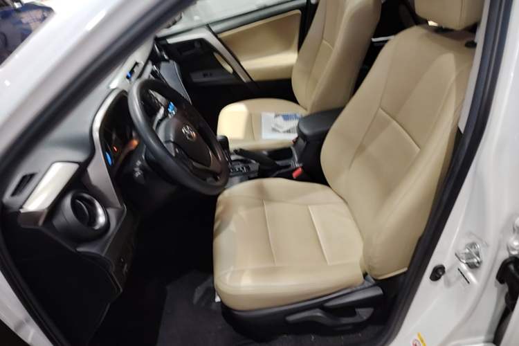 Used Toyota RAV4 2015 2.0L CVT Two-Wheel Drive Fashion Edition Left Front Seat