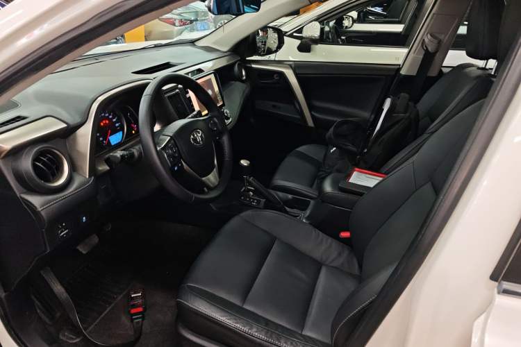 Used Toyota RAV4 2015 2.5L Automatic 4x4 Elite Edition Left Front Seat