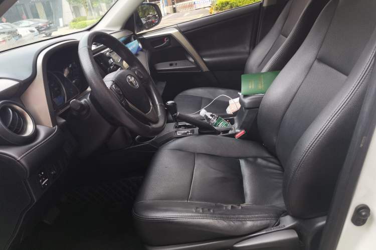 Used Toyota RAV4 2015 2.0L CVT Two-Wheel Drive Fashion Edition Left Front Seat