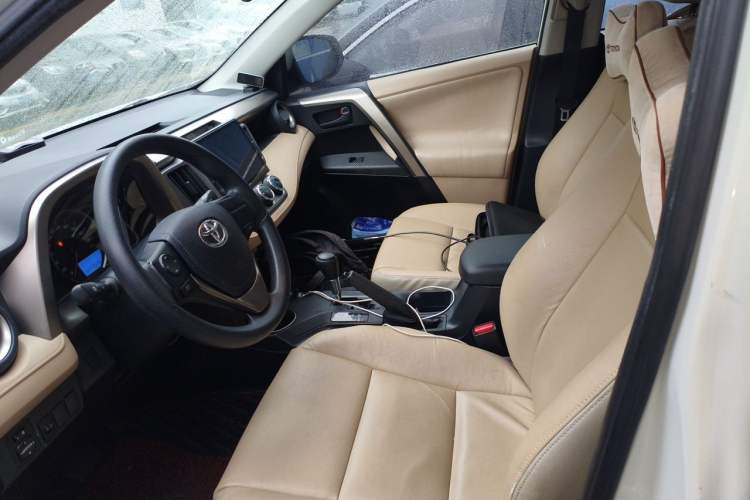 Used Toyota RAV4 2015 2.0L CVT Two-Wheel Drive Urban Edition Left Front Seat