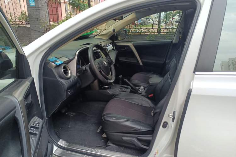Used Toyota RAV4 2015 2.0L CVT Two-Wheel Drive Fashion Edition Left Front Seat