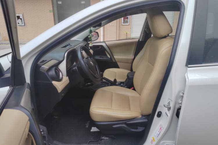 Used Toyota RAV4 2015 2.0L CVT Two-Wheel Drive Urban Edition Left Front Seat
