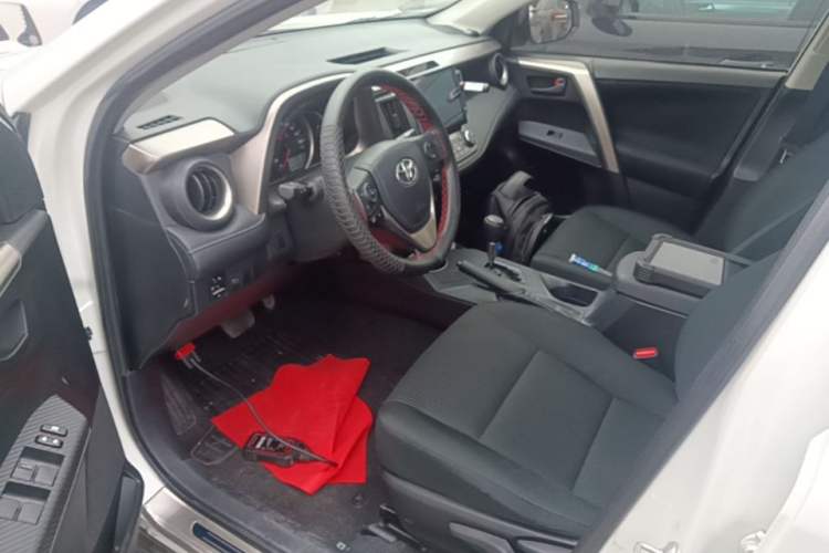 Used Toyota RAV4 2015 2.0L CVT Two-Wheel Drive Fashion Edition Left Front Seat