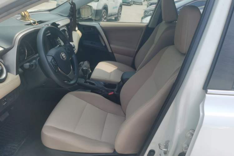 Used Toyota RAV4 2015 2.0L CVT Two-Wheel Drive Fashion Edition Left Front Seat