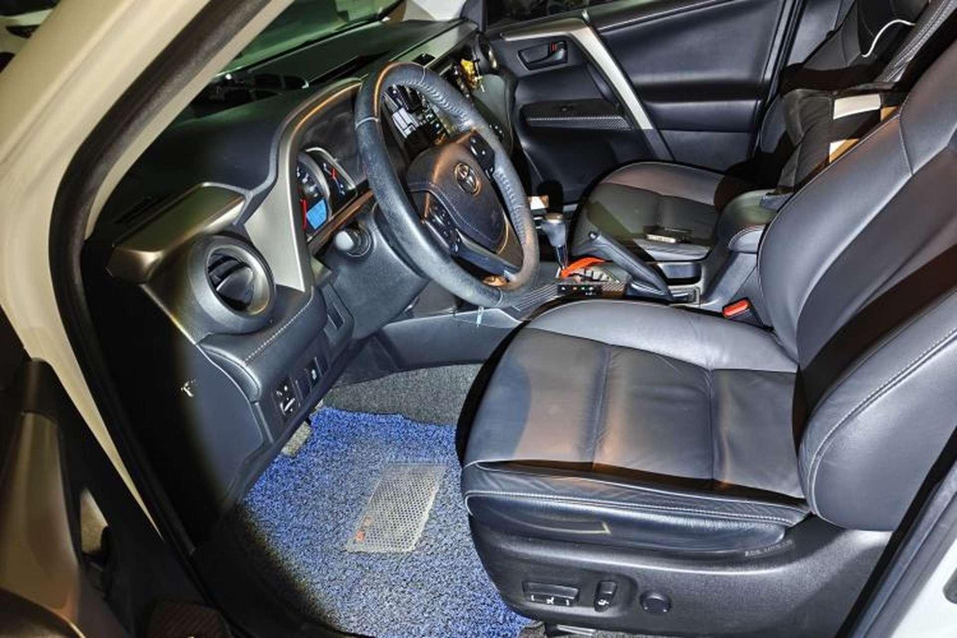 Used Toyota RAV4 2015 2.5L Automatic 4x4 Elite Edition Left Front Seat