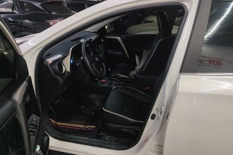 Used Toyota RAV4 2015 2.0L CVT Two-Wheel Drive Fashion Edition Left Front Seat