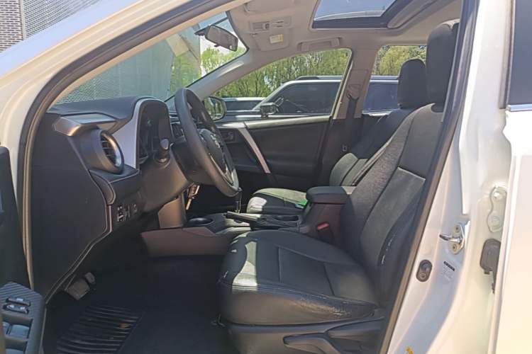 Used Toyota RAV4 2015 2.0L CVT Two-Wheel Drive Fashion Edition Left Front Seat