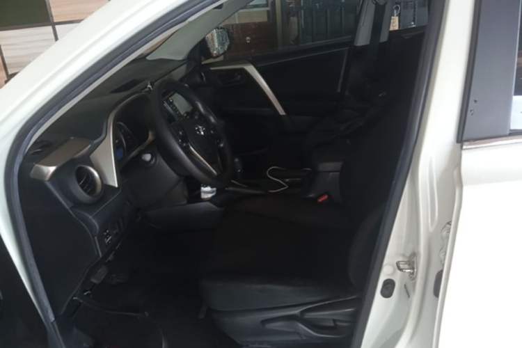 Used Toyota RAV4 2015 2.0L CVT Two-Wheel Drive Fashion Edition Left Front Seat