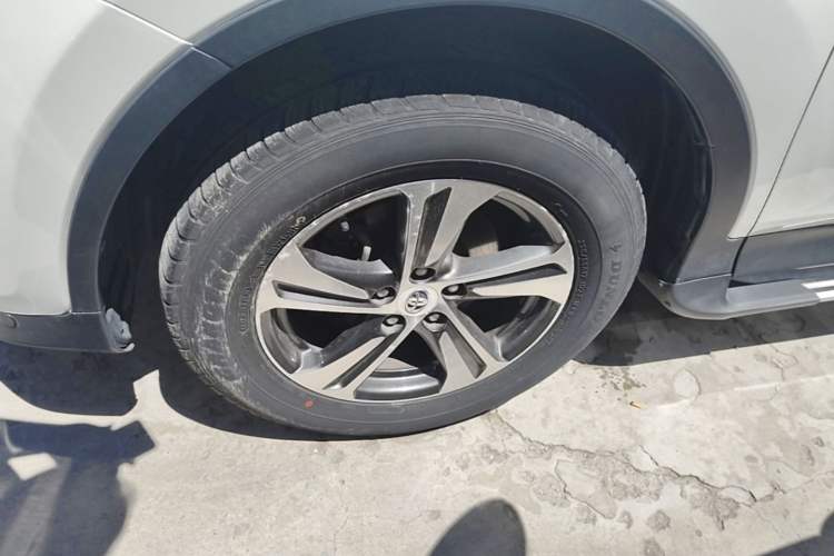 Used Toyota RAV4 2015 2.0L CVT Two-Wheel Drive Fashion Edition Left Front Wheel Hub