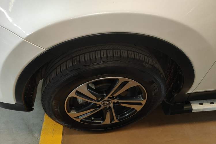 Used Toyota RAV4 2015 2.0L CVT Two-Wheel Drive Fashion Edition Left Front Wheel Hub