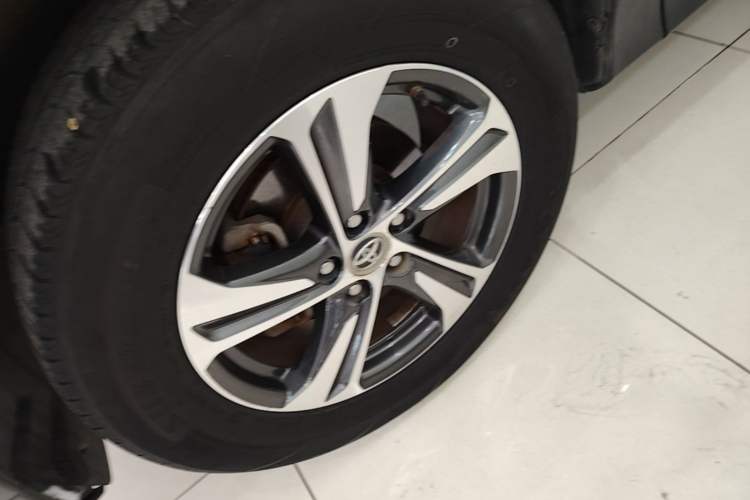 Used Toyota RAV4 2015 2.0L CVT Two-Wheel Drive Fashion Edition Left Front Wheel Hub