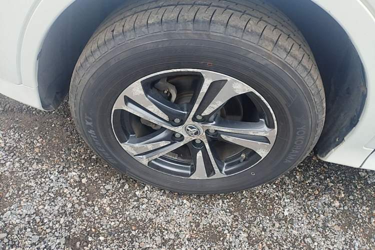 Used Toyota RAV4 2015 2.0L CVT 4x4 Trend Edition Left Front Wheel Hub