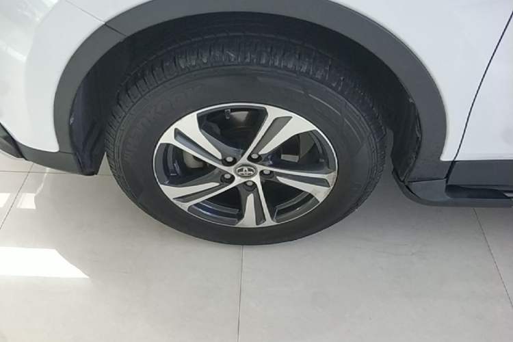 Used Toyota RAV4 2015 2.0L CVT Two-Wheel Drive Fashion Edition Left Front Wheel Hub