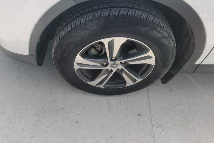 Used Toyota RAV4 2015 2.0L CVT Two-Wheel Drive Fashion Edition Left Front Wheel Hub