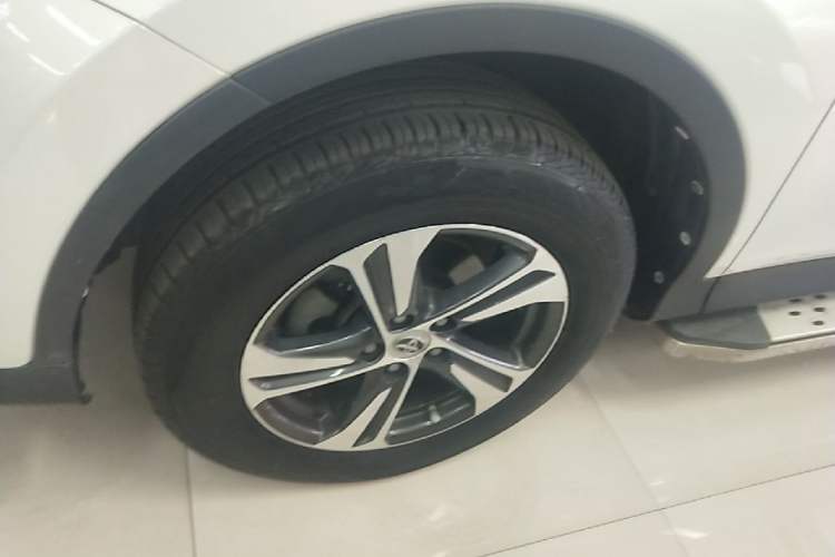 Used Toyota RAV4 2015 2.0L CVT Two-Wheel Drive Fashion Edition Left Front Wheel Hub
