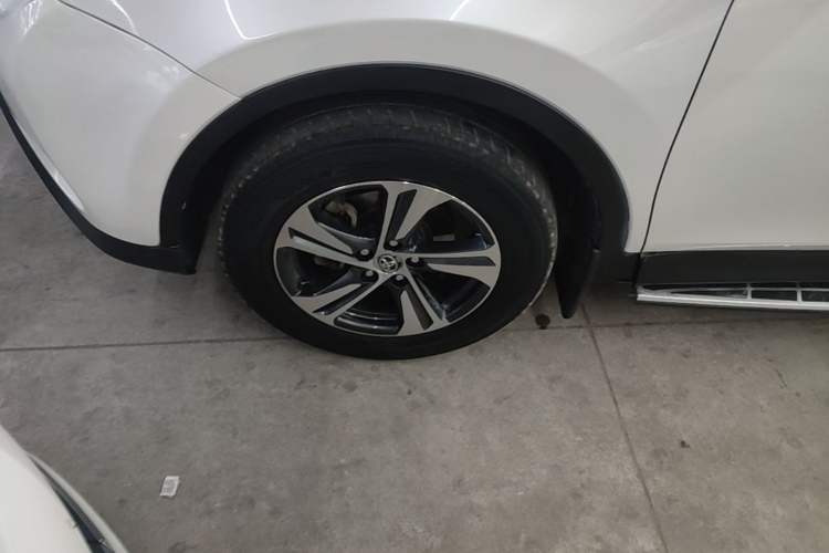 Used Toyota RAV4 2015 2.0L CVT Two-Wheel Drive Fashion Edition Left Front Wheel Hub