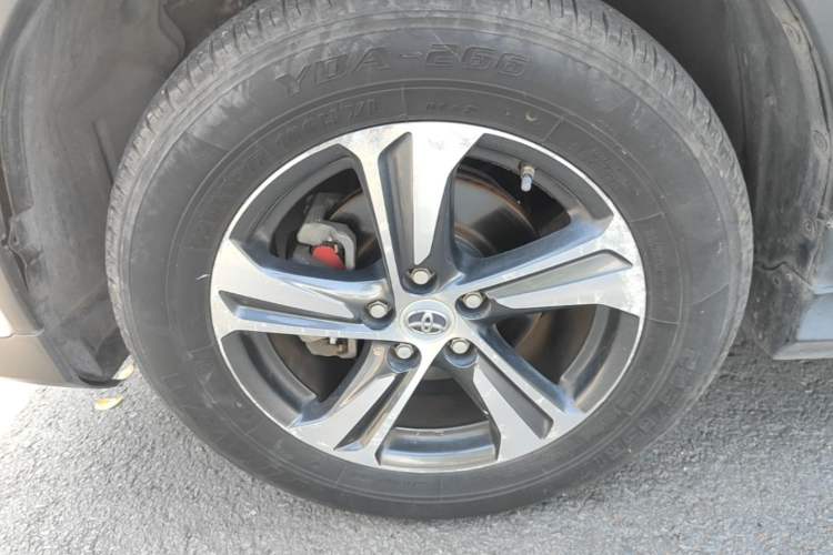 Used Toyota RAV4 2015 2.0L CVT Two-Wheel Drive Fashion Edition Left Front Wheel Hub