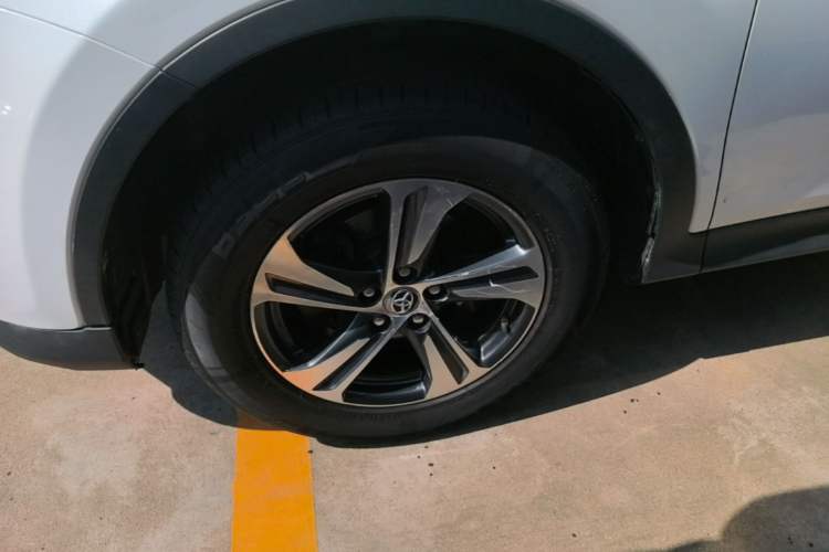 Used Toyota RAV4 2015 2.0L CVT Two-Wheel Drive Fashion Edition Left Front Wheel Hub