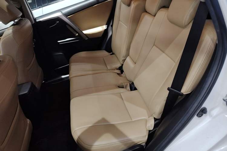Used Toyota RAV4 2015 2.0L CVT Two-Wheel Drive Fashion Edition Left Rear Seat