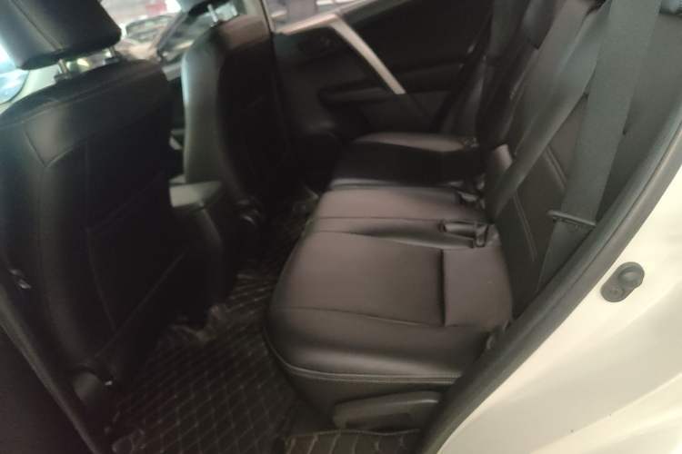 Used Toyota RAV4 2015 2.0L CVT Two-Wheel Drive Fashion Edition Left Rear Seat