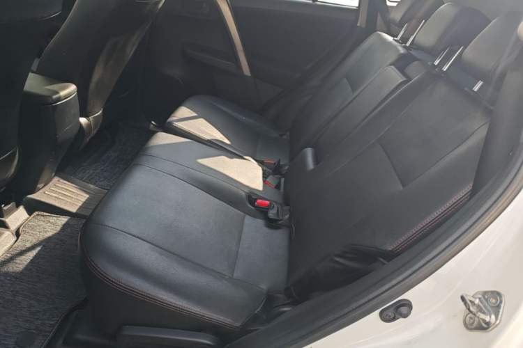 Used Toyota RAV4 2015 2.0L CVT Two-Wheel Drive Fashion Edition Left Rear Seat