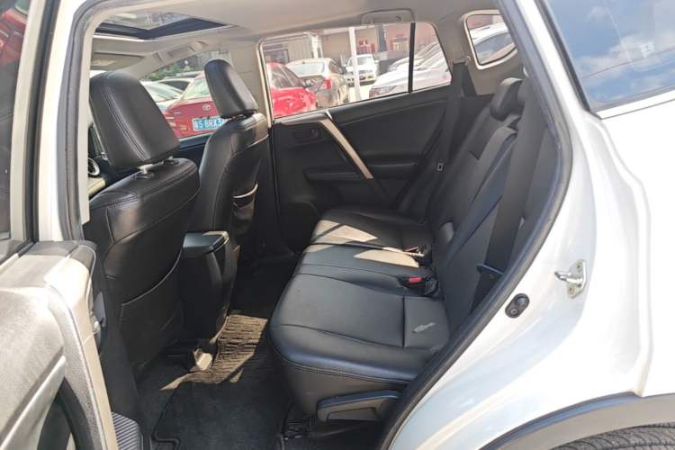 Used Toyota RAV4 2015 2.0L CVT Two-Wheel Drive Fashion Edition Left Rear Seat