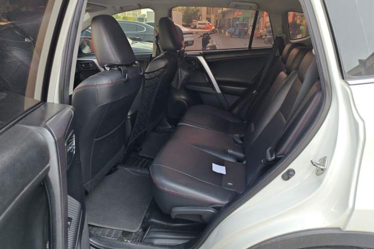 Used Toyota RAV4 2015 2.0L CVT Two-Wheel Drive Fashion Edition Left Rear Seat