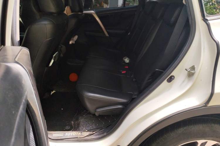 Used Toyota RAV4 2015 2.0L CVT Two-Wheel Drive Fashion Edition Left Rear Seat