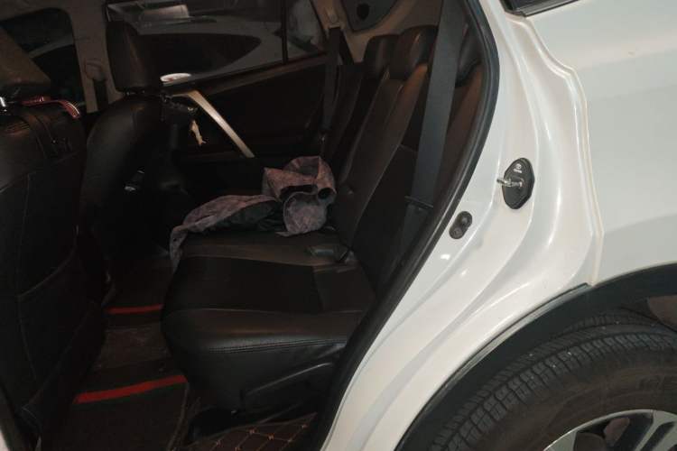 Used Toyota RAV4 2015 2.0L CVT Two-Wheel Drive Fashion Edition Left Rear Seat