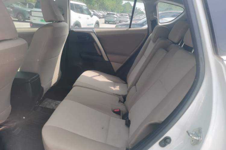Used Toyota RAV4 2015 2.0L CVT Two-Wheel Drive Fashion Edition Left Rear Seat