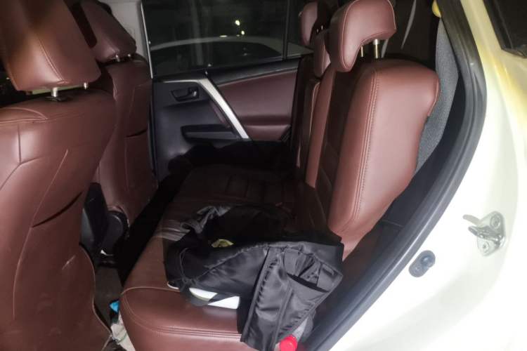 Used Toyota RAV4 2015 2.0L CVT Two-Wheel Drive Fashion Edition Left Rear Seat
