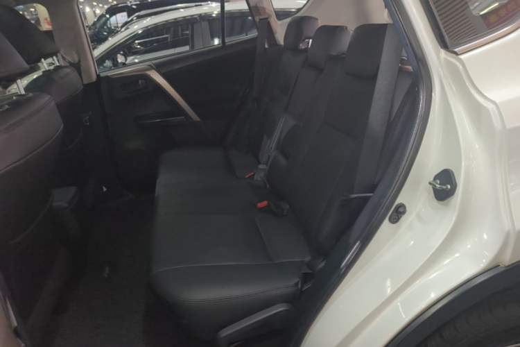 Used Toyota RAV4 2015 2.0L CVT Two-Wheel Drive Fashion Edition Left Rear Seat