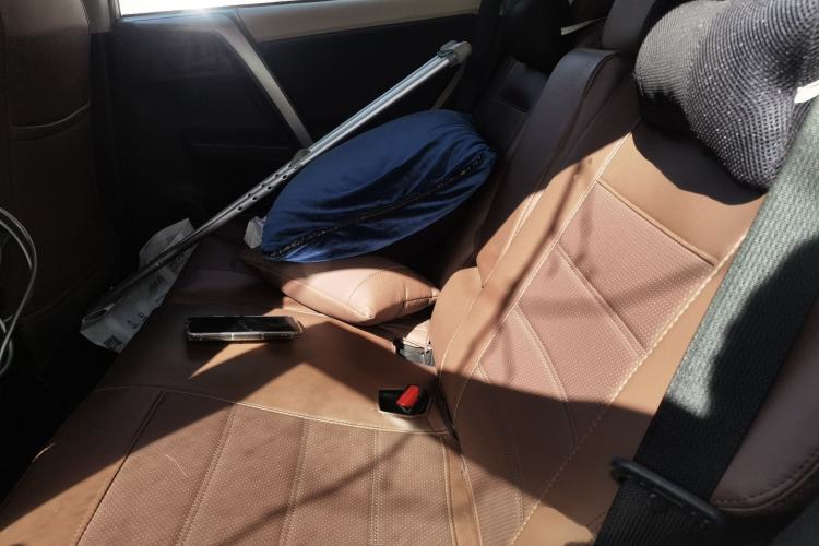 Used Toyota RAV4 2015 2.0L CVT Two-Wheel Drive Fashion Edition Left Rear Seat