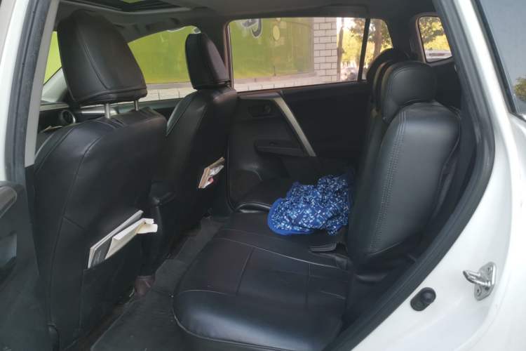 Used Toyota RAV4 2015 2.0L CVT Two-Wheel Drive Fashion Edition Left Rear Seat