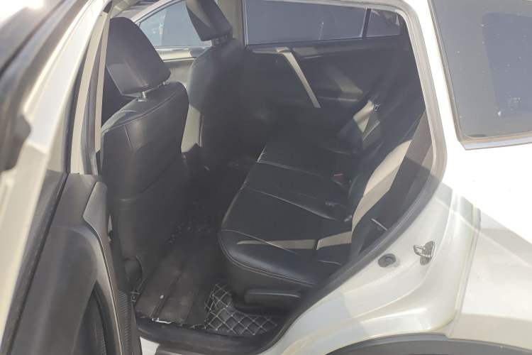 Used Toyota RAV4 2015 2.0L CVT Two-Wheel Drive Fashion Edition Left Rear Seat