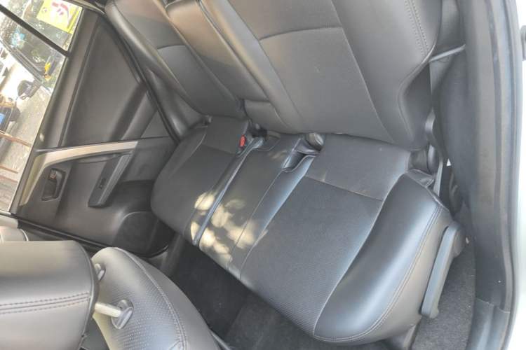 Used Toyota RAV4 2015 2.0L CVT Two-Wheel Drive Fashion Edition Left Rear Seat