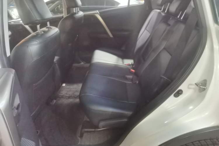 Used Toyota RAV4 2015 2.0L CVT Two-Wheel Drive Fashion Edition Left Rear Seat