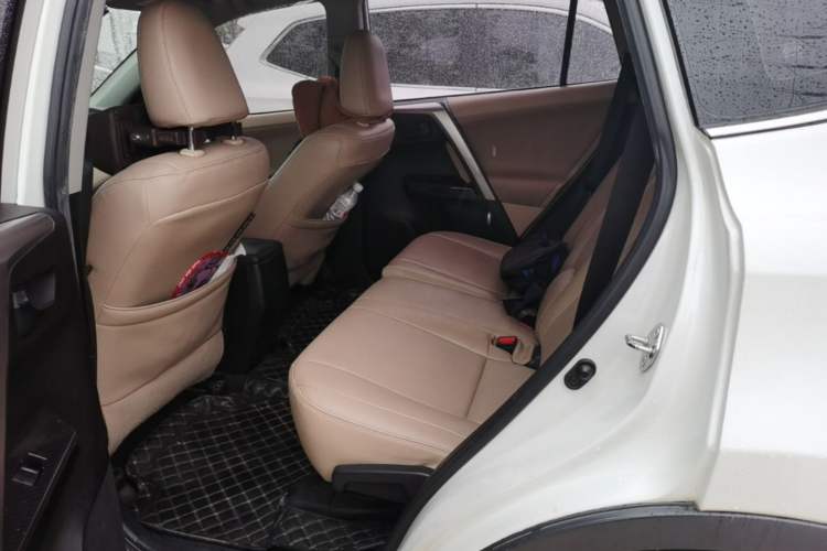 Used Toyota RAV4 2015 2.0L CVT Two-Wheel Drive Fashion Edition Left Rear Seat