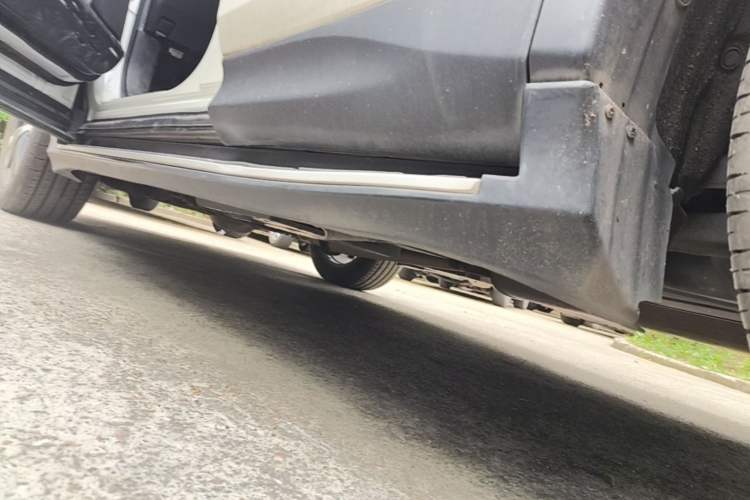 Used Toyota RAV4 2015 2.5L Automatic 4x4 Elite Edition Left Side Sill