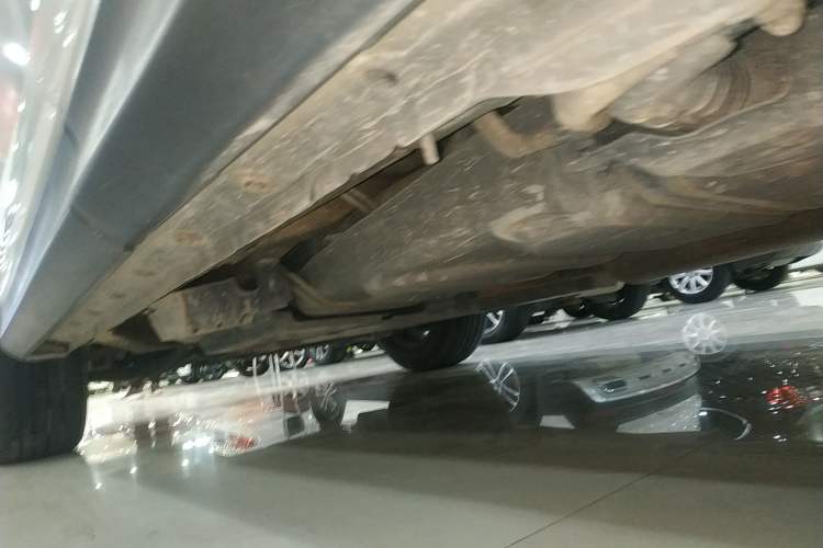 Used Toyota RAV4 2015 2.0L CVT Two-Wheel Drive Urban Edition Left Side Sill
