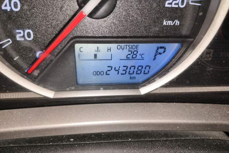 Used Toyota RAV4 2015 2.0L CVT Two-Wheel Drive Fashion Edition Odometer Close Up