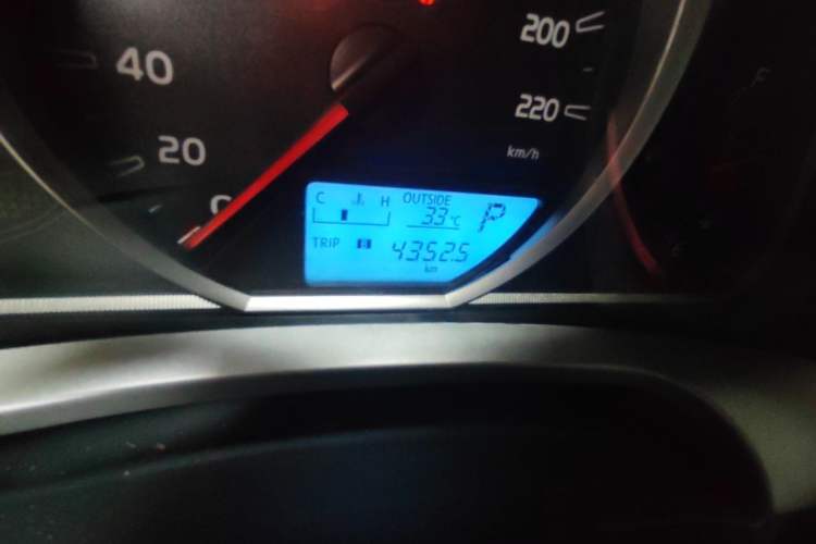 Used Toyota RAV4 2015 2.0L CVT Two-Wheel Drive Fashion Edition Odometer Close Up